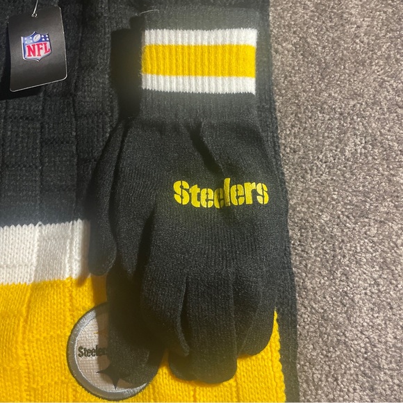Pittsburgh Steelers Scarf and Mittens Set NWT - Picture 3 of 3